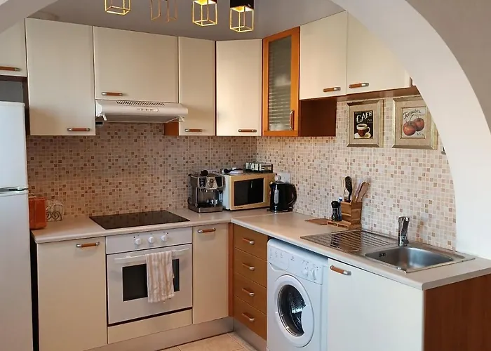 Andromeda Hideaway Polis